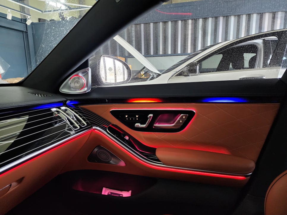 벤츠 S400d- 피아노락커트림, 액티브엠비언트, 4D 부메스터 '애프터 제품 시공이지만 고퀄리티 !! '