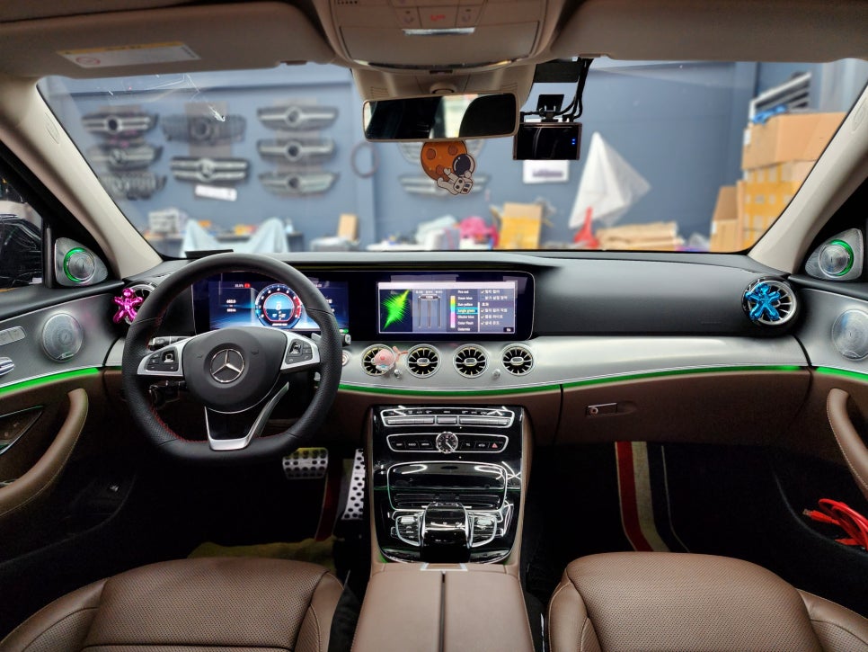 벤츠 E300 - 송풍구 엠비언트 & AMG 프로그래밍 "감각적인 실내 인테리어~~~ "