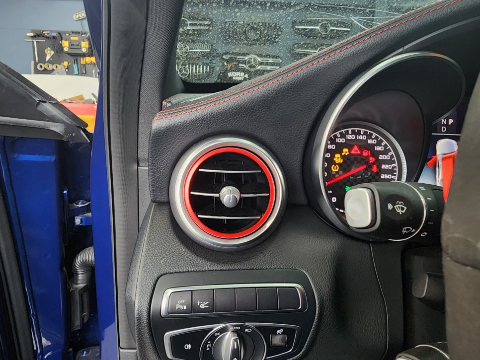 벤츠C43amg - 3색 송풍구, 데시보드 엠비언트 / 세로그릴, 디스트로닉 앰블럼, 드라이카본 스포일러 까지~~