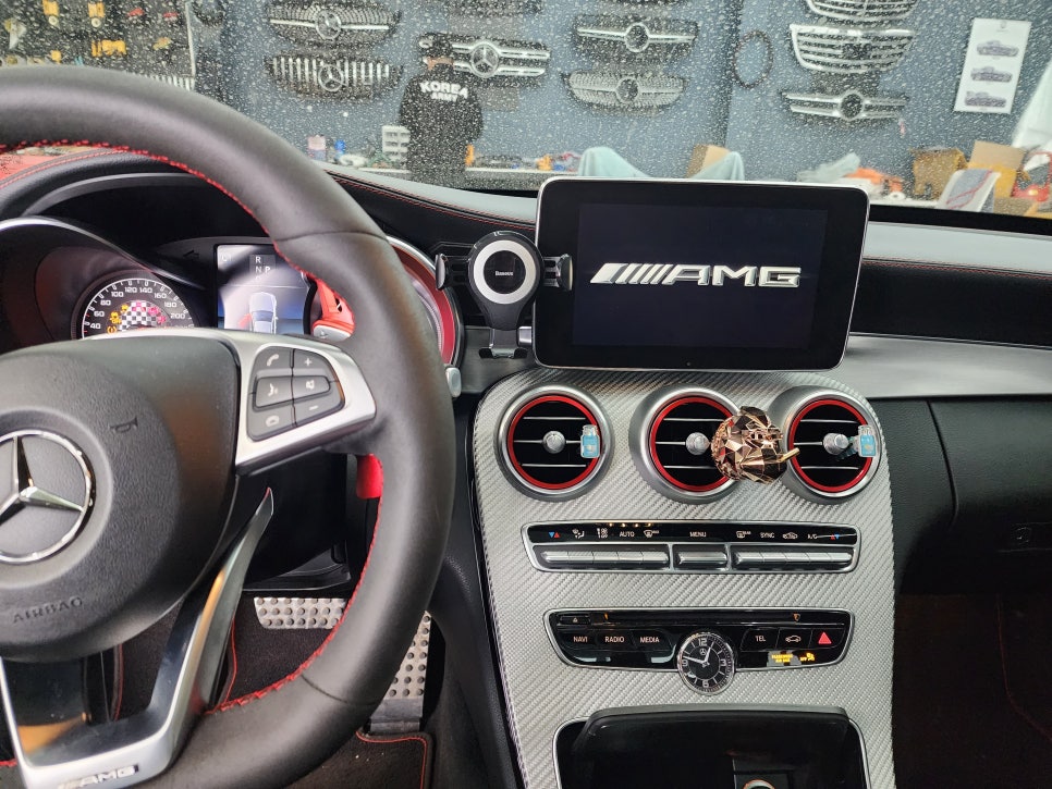 벤츠C43amg - 3색 송풍구, 데시보드 엠비언트 / 세로그릴, 디스트로닉 앰블럼, 드라이카본 스포일러 까지~~