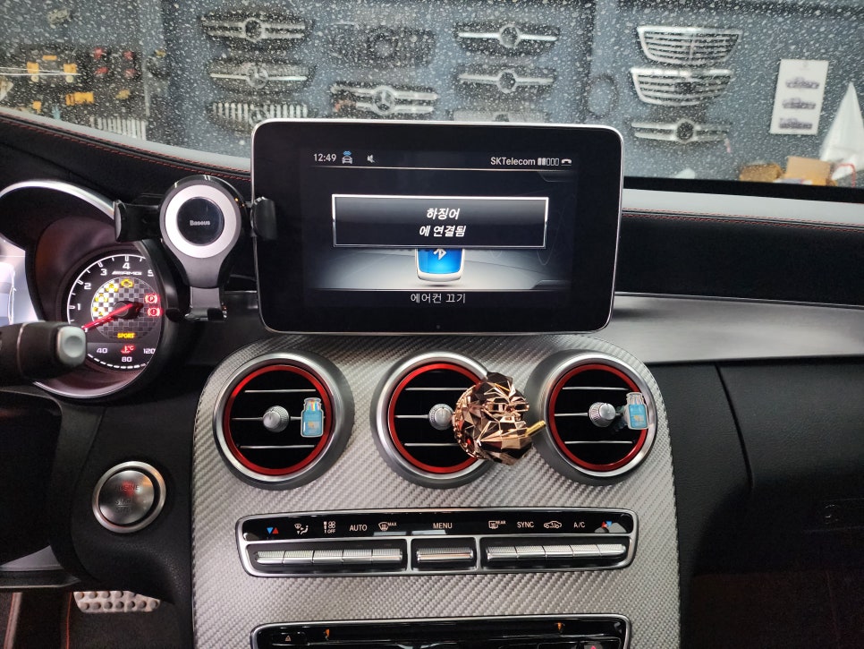 벤츠C43amg - 3색 송풍구, 데시보드 엠비언트 / 세로그릴, 디스트로닉 앰블럼, 드라이카본 스포일러 까지~~