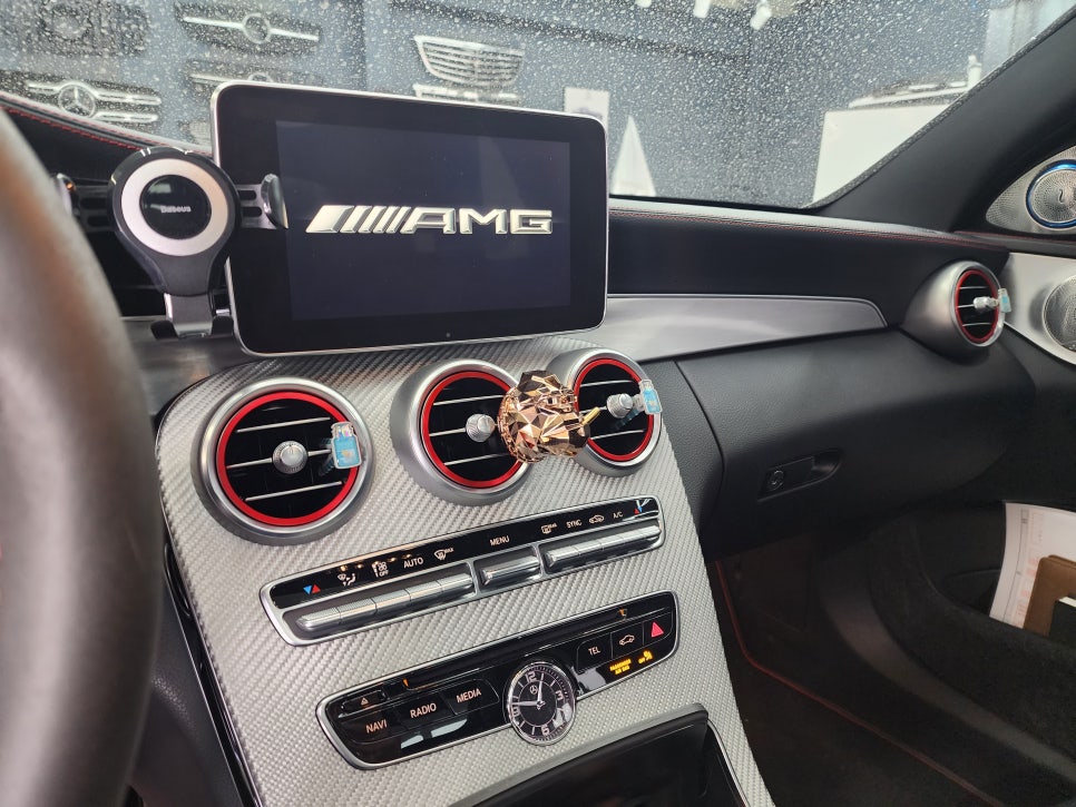 벤츠C43amg - 3색 송풍구, 데시보드 엠비언트 / 세로그릴, 디스트로닉 앰블럼, 드라이카본 스포일러 까지~~