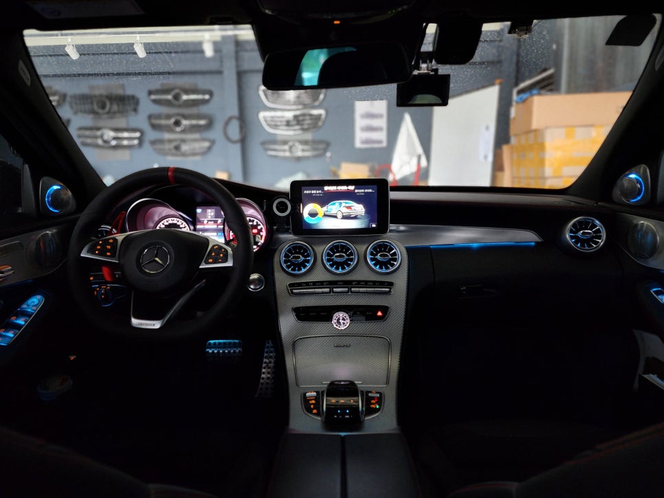 벤츠C43amg - 3색 송풍구, 데시보드 엠비언트 / 세로그릴, 디스트로닉 앰블럼, 드라이카본 스포일러 까지~~