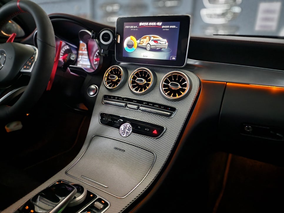 벤츠C43amg - 3색 송풍구, 데시보드 엠비언트 / 세로그릴, 디스트로닉 앰블럼, 드라이카본 스포일러 까지~~