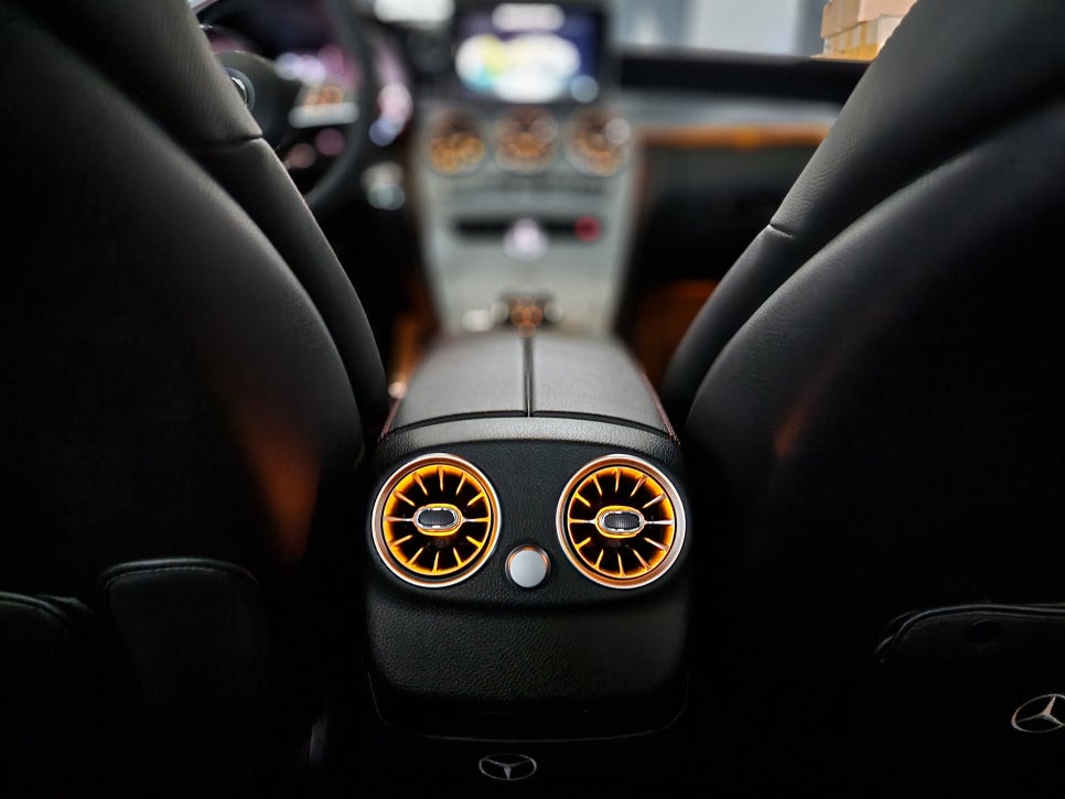 벤츠C43amg - 3색 송풍구, 데시보드 엠비언트 / 세로그릴, 디스트로닉 앰블럼, 드라이카본 스포일러 까지~~