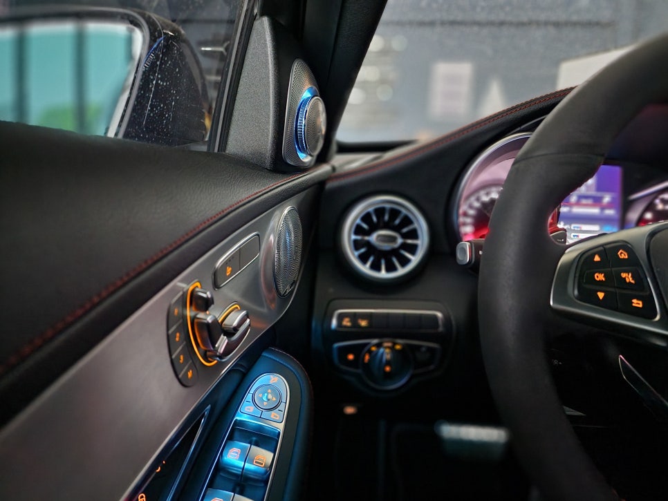 벤츠C43amg - 3색 송풍구, 데시보드 엠비언트 / 세로그릴, 디스트로닉 앰블럼, 드라이카본 스포일러 까지~~