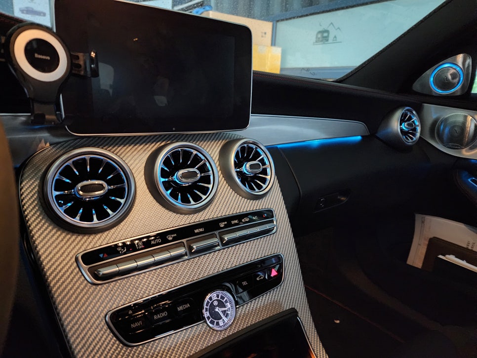 벤츠C43amg - 3색 송풍구, 데시보드 엠비언트 / 세로그릴, 디스트로닉 앰블럼, 드라이카본 스포일러 까지~~