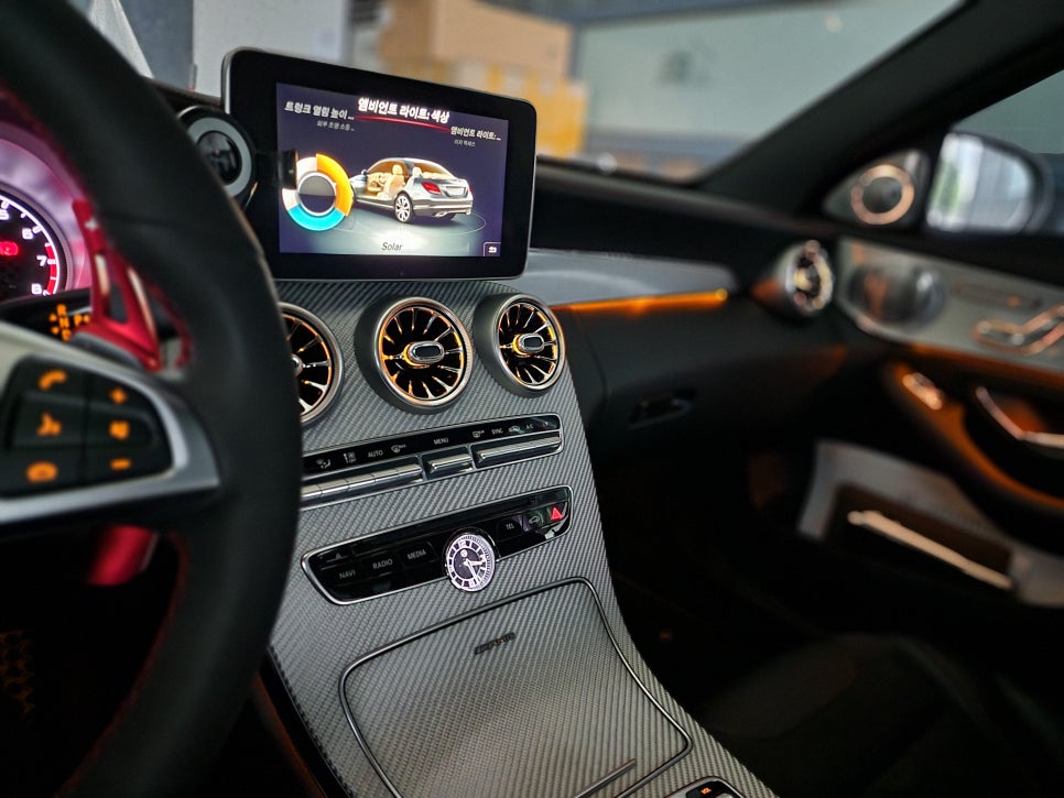 벤츠C43amg - 3색 송풍구, 데시보드 엠비언트 / 세로그릴, 디스트로닉 앰블럼, 드라이카본 스포일러 까지~~