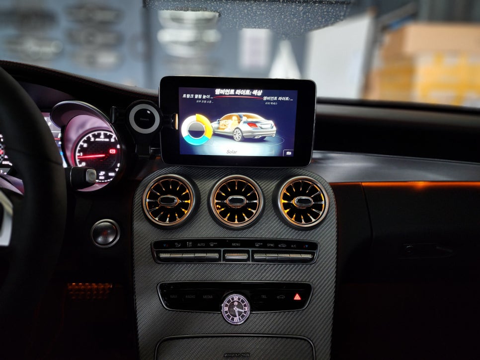 벤츠C43amg - 3색 송풍구, 데시보드 엠비언트 / 세로그릴, 디스트로닉 앰블럼, 드라이카본 스포일러 까지~~