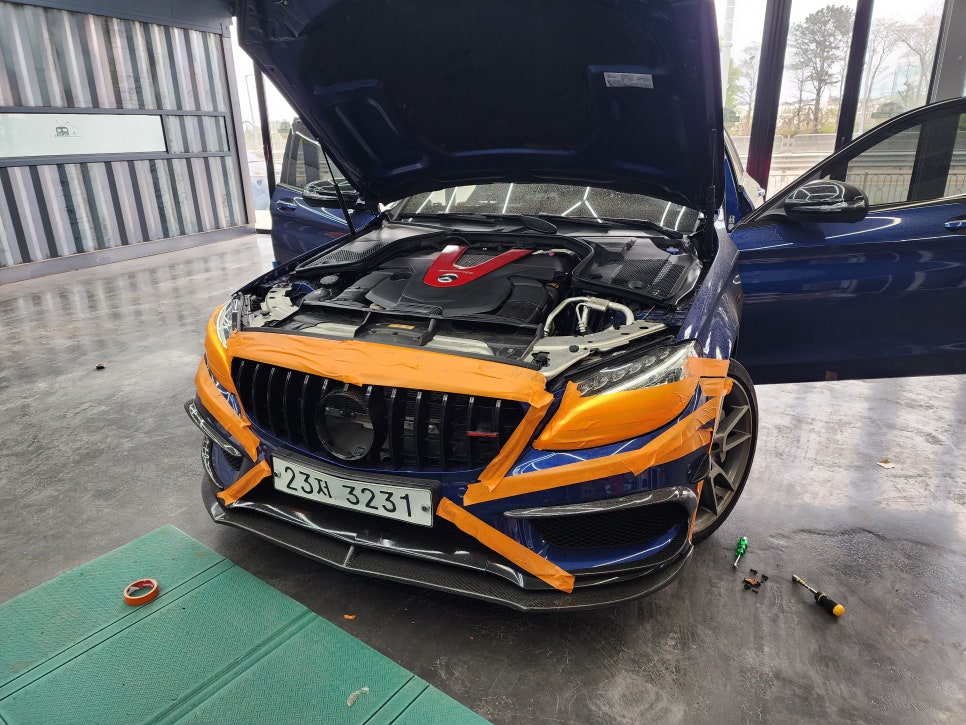 벤츠C43amg - 3색 송풍구, 데시보드 엠비언트 / 세로그릴, 디스트로닉 앰블럼, 드라이카본 스포일러 까지~~