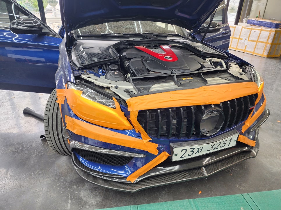 벤츠C43amg - 3색 송풍구, 데시보드 엠비언트 / 세로그릴, 디스트로닉 앰블럼, 드라이카본 스포일러 까지~~