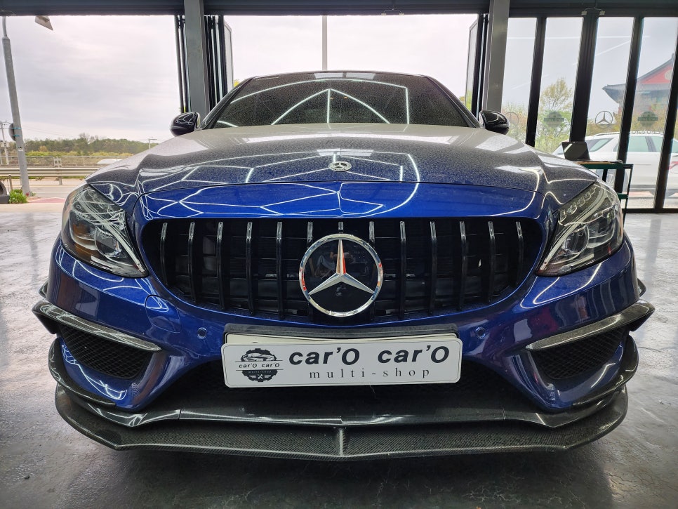 벤츠C43amg - 3색 송풍구, 데시보드 엠비언트 / 세로그릴, 디스트로닉 앰블럼, 드라이카본 스포일러 까지~~
