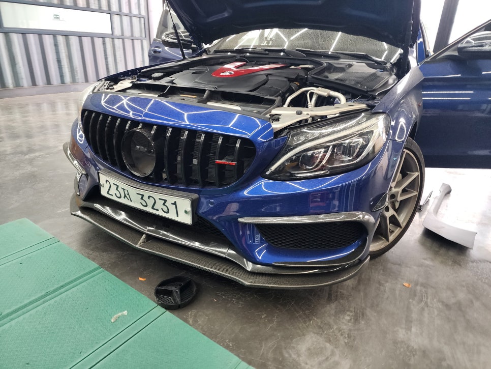 벤츠C43amg - 3색 송풍구, 데시보드 엠비언트 / 세로그릴, 디스트로닉 앰블럼, 드라이카본 스포일러 까지~~