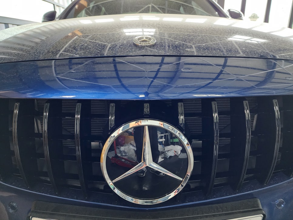 벤츠C43amg - 3색 송풍구, 데시보드 엠비언트 / 세로그릴, 디스트로닉 앰블럼, 드라이카본 스포일러 까지~~
