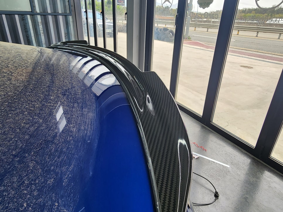 벤츠C43amg - 3색 송풍구, 데시보드 엠비언트 / 세로그릴, 디스트로닉 앰블럼, 드라이카본 스포일러 까지~~