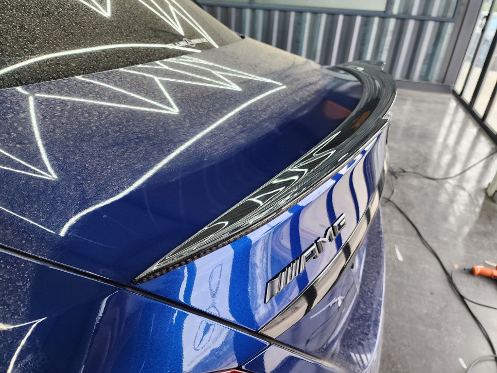 벤츠C43amg - 3색 송풍구, 데시보드 엠비언트 / 세로그릴, 디스트로닉 앰블럼, 드라이카본 스포일러 까지~~