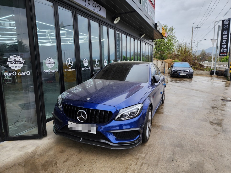 벤츠C43amg - 3색 송풍구, 데시보드 엠비언트 / 세로그릴, 디스트로닉 앰블럼, 드라이카본 스포일러 까지~~