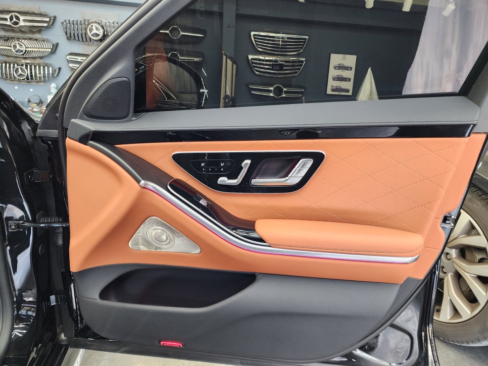 벤츠 S400d 액티브엠비언트 & 4d부메스터 " 감성 드라이빙을 위한 필수 패키지 시공 "