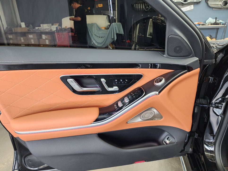 벤츠 S400d 액티브엠비언트 & 4d부메스터 " 감성 드라이빙을 위한 필수 패키지 시공 "