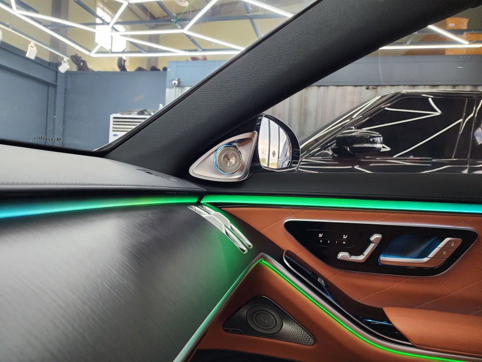 벤츠 S400d 액티브엠비언트 & 4d부메스터 " 감성 드라이빙을 위한 필수 패키지 시공 "