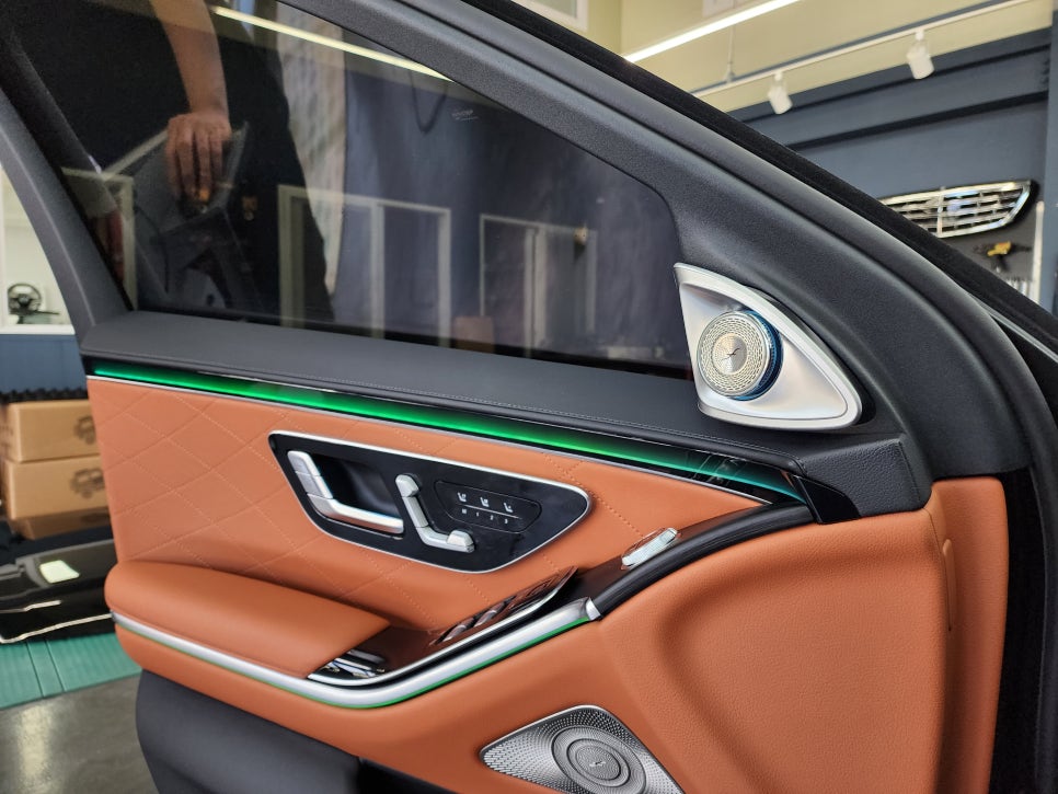 벤츠 S400d 액티브엠비언트 & 4d부메스터 " 감성 드라이빙을 위한 필수 패키지 시공 "