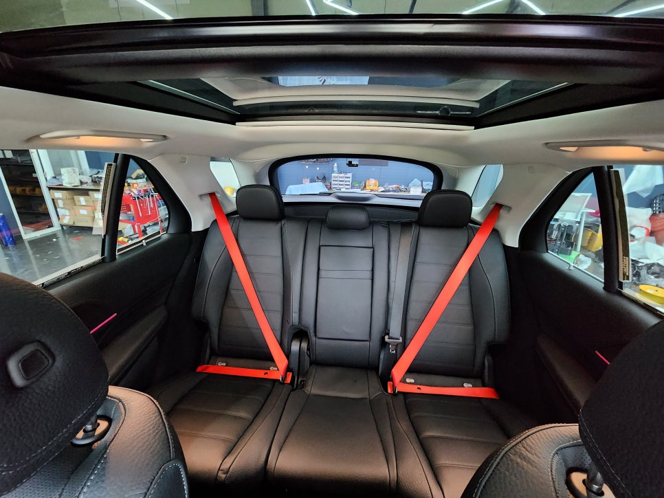 벤츠 GLE53amg - 벤츠정품 세로그릴 & 광각미러 &부메스터 엠비언트 / 레드컬러안전벨트