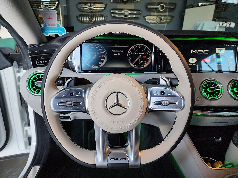 벤츠S63amg 쿠페 - D컷투톤 amg핸들 / 송풍구 엠비언트 & 64색 무빙 엠비언트 확장