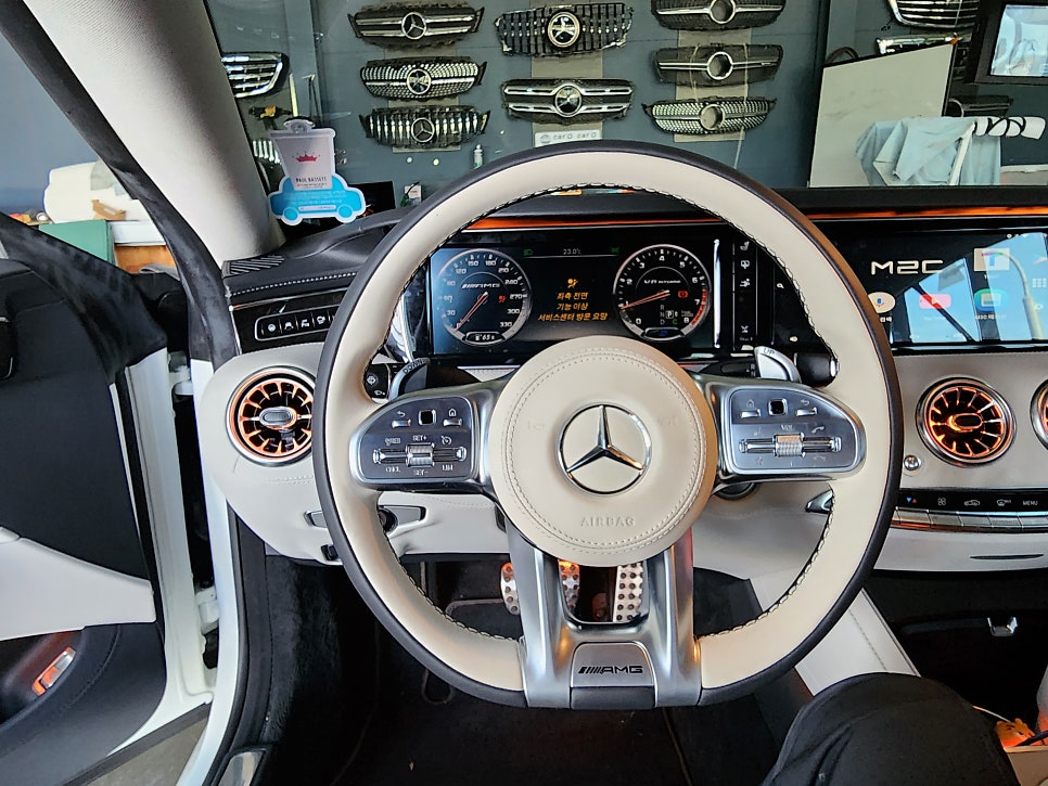 벤츠S63amg 쿠페 - D컷투톤 amg핸들 / 송풍구 엠비언트 & 64색 무빙 엠비언트 확장