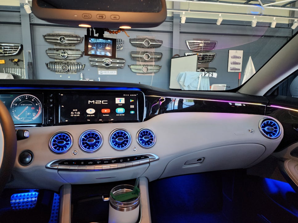 벤츠S63amg 쿠페 - D컷투톤 amg핸들 / 송풍구 엠비언트 & 64색 무빙 엠비언트 확장