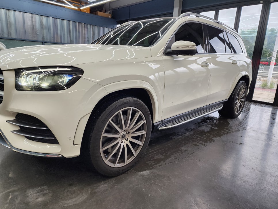 벤츠 Gls580 -  마이바흐 전동사이드스텝 " 고정형 대비 넓은 발판으로 승하차시 너무 편해요!! "