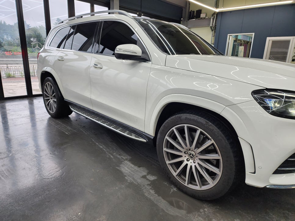 벤츠 Gls580 -  마이바흐 전동사이드스텝 " 고정형 대비 넓은 발판으로 승하차시 너무 편해요!! "