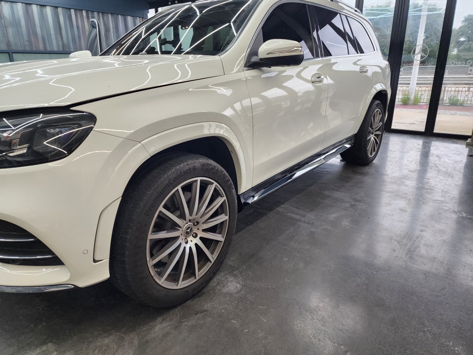 벤츠 Gls580 -  마이바흐 전동사이드스텝 " 고정형 대비 넓은 발판으로 승하차시 너무 편해요!! "