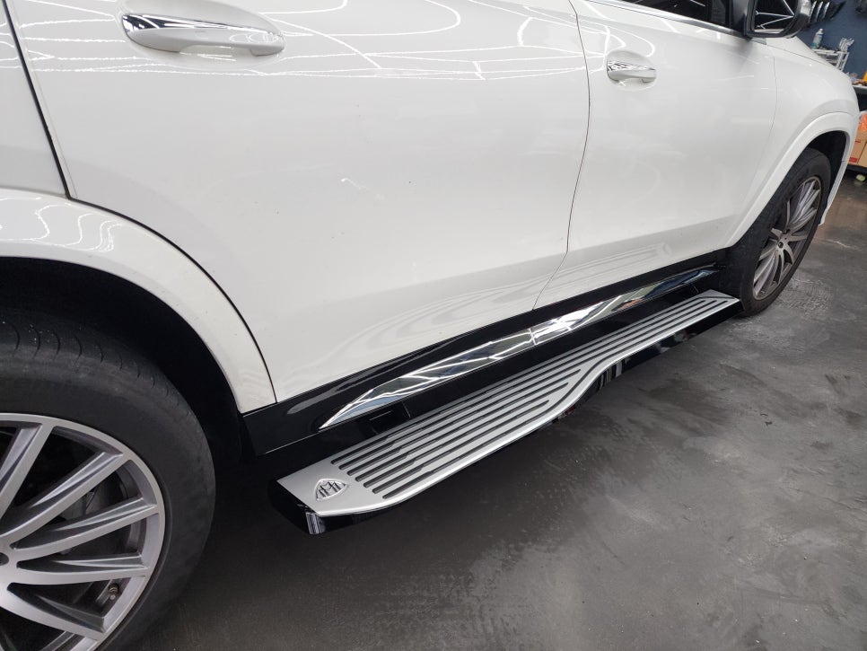 벤츠 Gls580 -  마이바흐 전동사이드스텝 " 고정형 대비 넓은 발판으로 승하차시 너무 편해요!! "