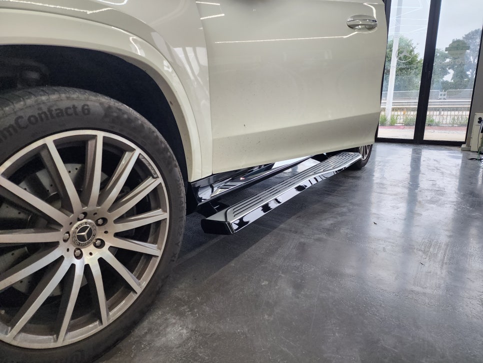 벤츠 Gls580 -  마이바흐 전동사이드스텝 " 고정형 대비 넓은 발판으로 승하차시 너무 편해요!! "