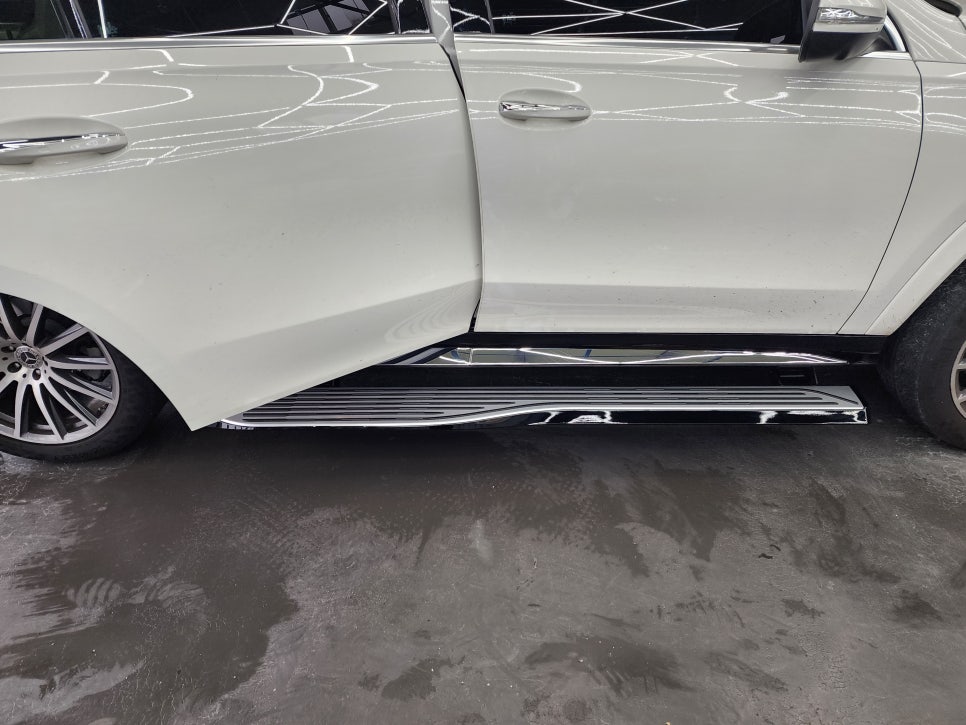벤츠 Gls580 -  마이바흐 전동사이드스텝 " 고정형 대비 넓은 발판으로 승하차시 너무 편해요!! "