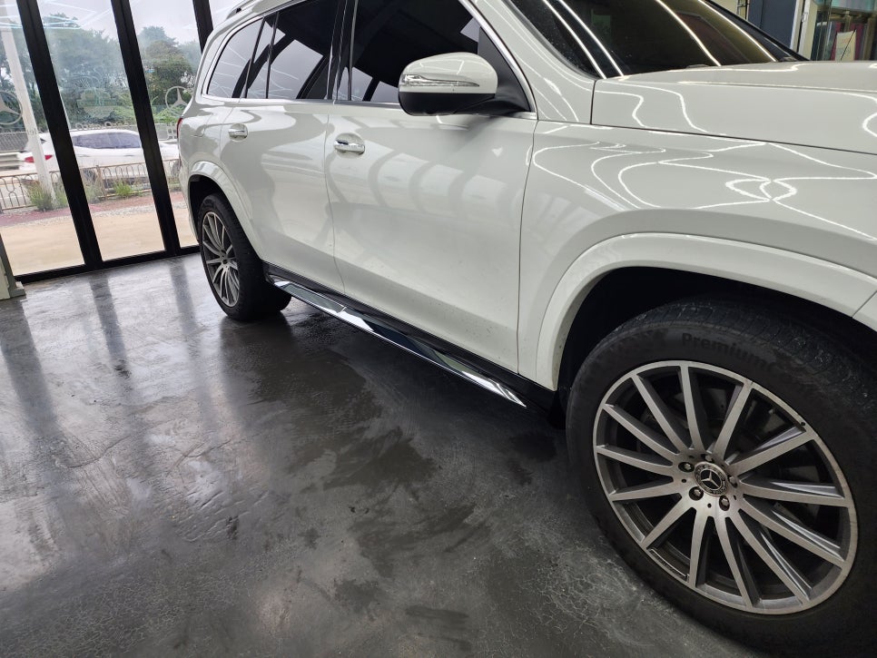 벤츠 Gls580 -  마이바흐 전동사이드스텝 " 고정형 대비 넓은 발판으로 승하차시 너무 편해요!! "