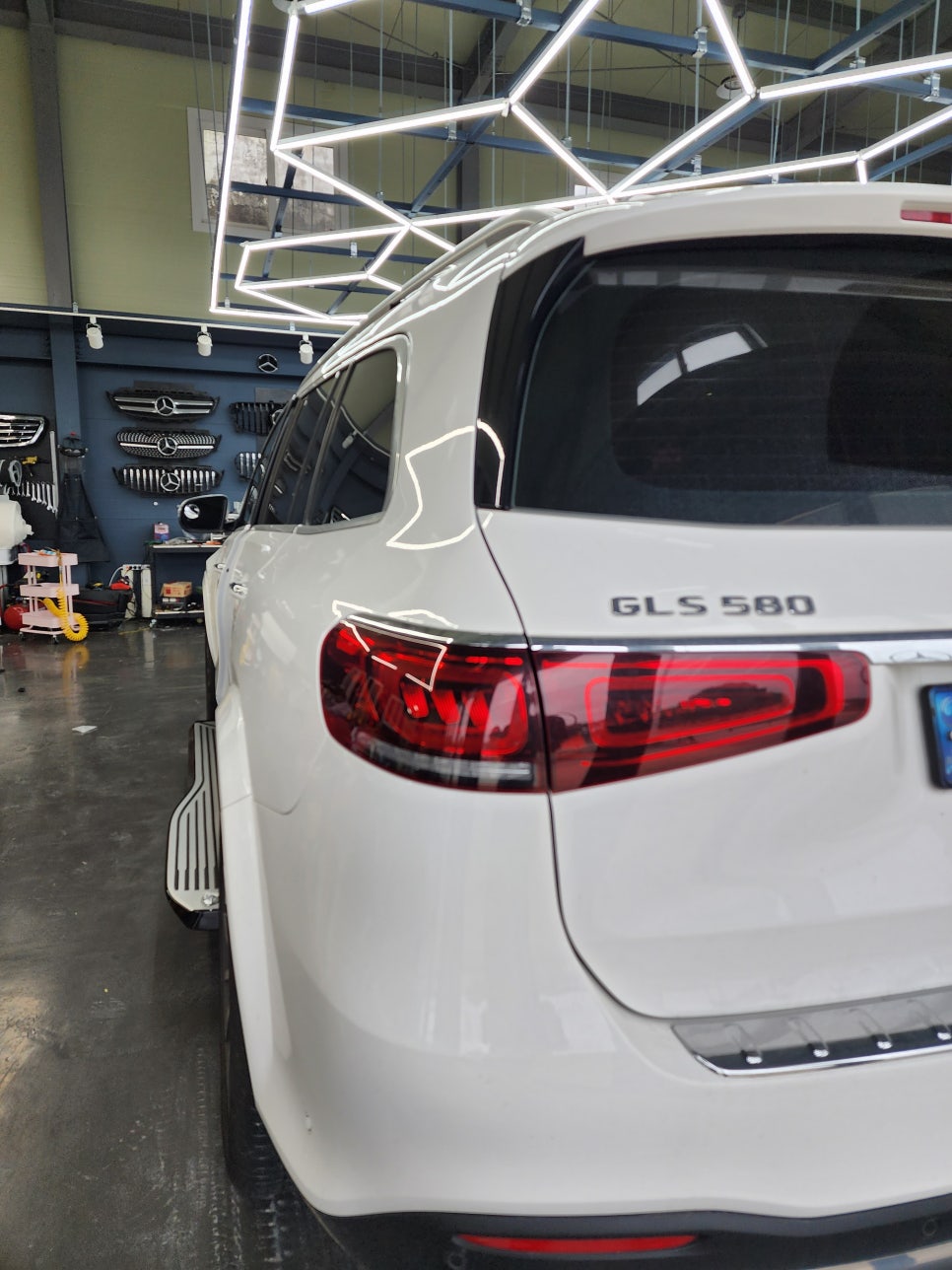 벤츠 Gls580 -  마이바흐 전동사이드스텝 " 고정형 대비 넓은 발판으로 승하차시 너무 편해요!! "
