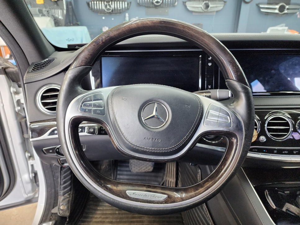 벤츠 W222. Amg D컷 핸들 " 레드 스티치 포인트 "