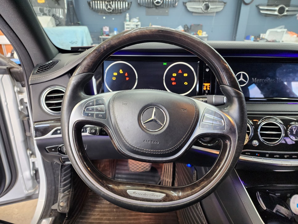 벤츠 W222. Amg D컷 핸들 " 레드 스티치 포인트 "