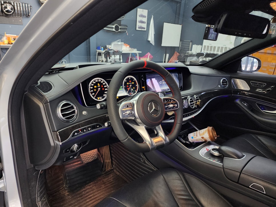 벤츠 W222. Amg D컷 핸들 " 레드 스티치 포인트 "