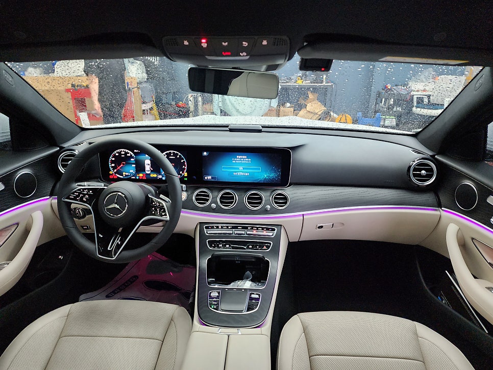 벤츠 E250 신차출고 - 세로그릴 & 송풍구엠비언트 & 3d부메스터 " 당연히 순정led + 하이클라스"