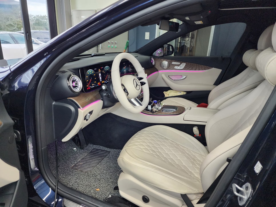 광주 카오카오 ] 벤츠 E350 - 벤츠정품 잠자리핸들 & 송풍구엠비언트(정품led) & 3d부메스터(하이클라스) & 미드레인지커버