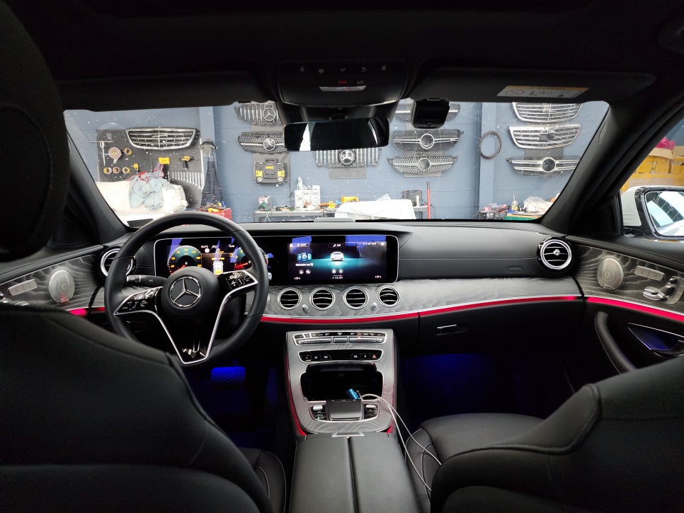 벤츠 E350- 송풍구엠비언트(벤츠정품led), 4d부메스터(애프터), 계기판상단엠비언트(벤츠정품), R버튼(벤츠정품)