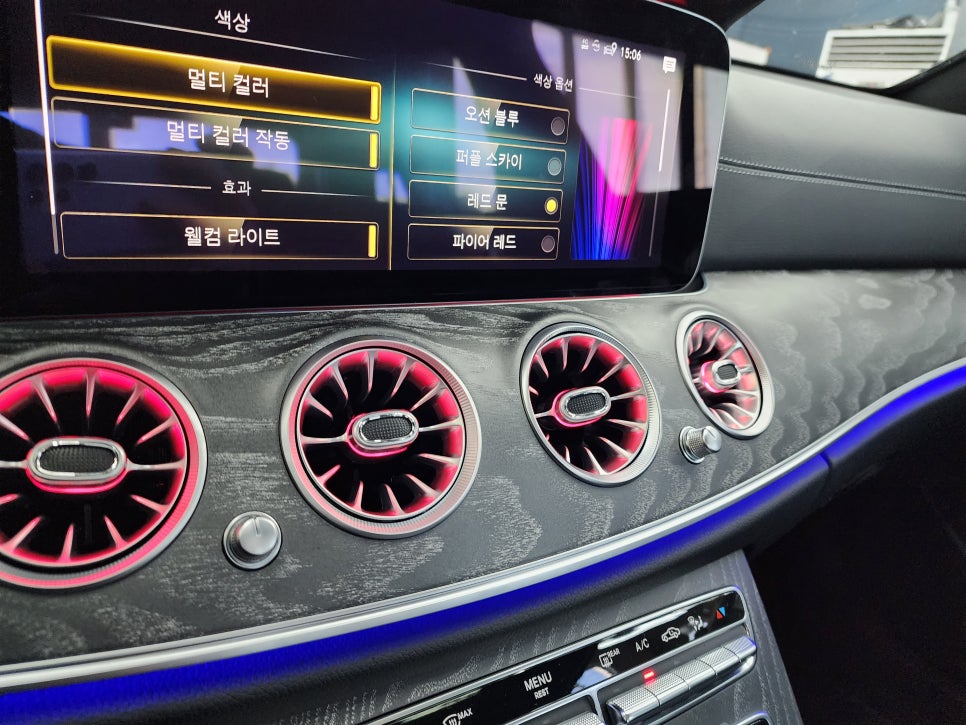 벤츠 E350- 송풍구엠비언트(벤츠정품led), 4d부메스터(애프터), 계기판상단엠비언트(벤츠정품), R버튼(벤츠정품)