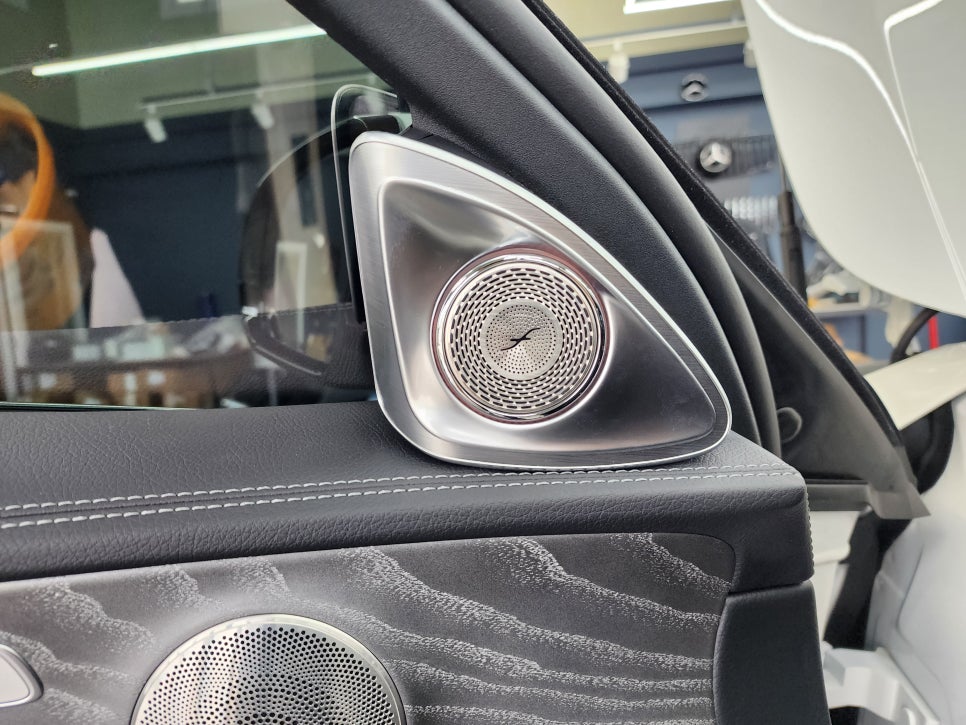 벤츠 E350- 송풍구엠비언트(벤츠정품led), 4d부메스터(애프터), 계기판상단엠비언트(벤츠정품), R버튼(벤츠정품)