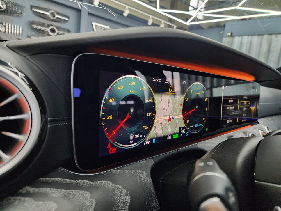 벤츠 E350- 송풍구엠비언트(벤츠정품led), 4d부메스터(애프터), 계기판상단엠비언트(벤츠정품), R버튼(벤츠정품)