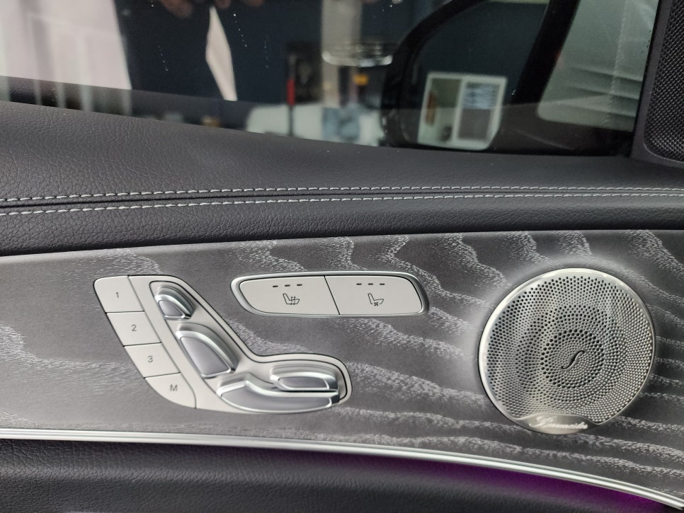 벤츠 E350- 송풍구엠비언트(벤츠정품led), 4d부메스터(애프터), 계기판상단엠비언트(벤츠정품), R버튼(벤츠정품)