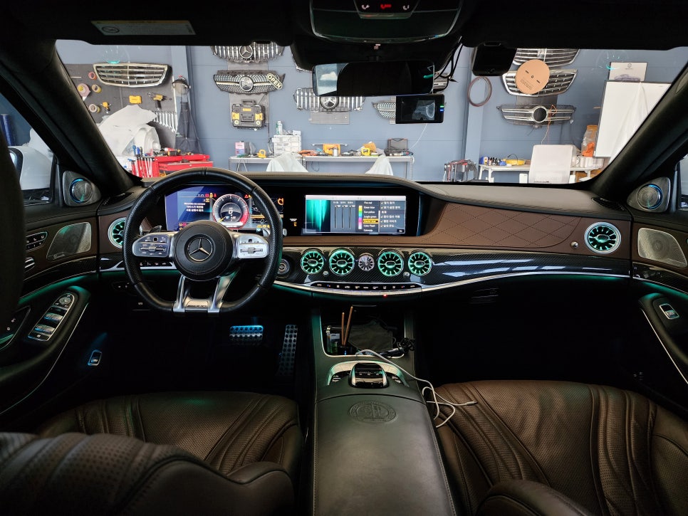 벤츠 S63amg - 송풍구엠비언트 & 3d부메스터 (하이클라스 )
