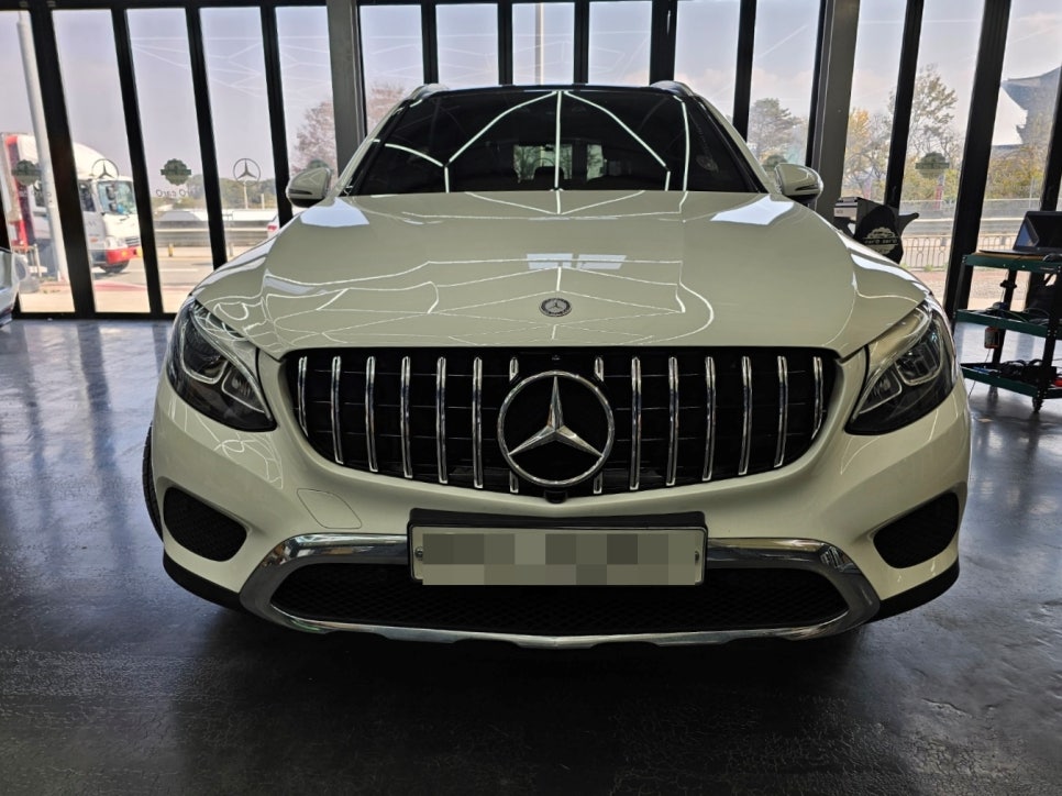 벤츠 Glc220d - 64색 컬러확장 및 송풍구엠비언트 / 세로 그릴 시공