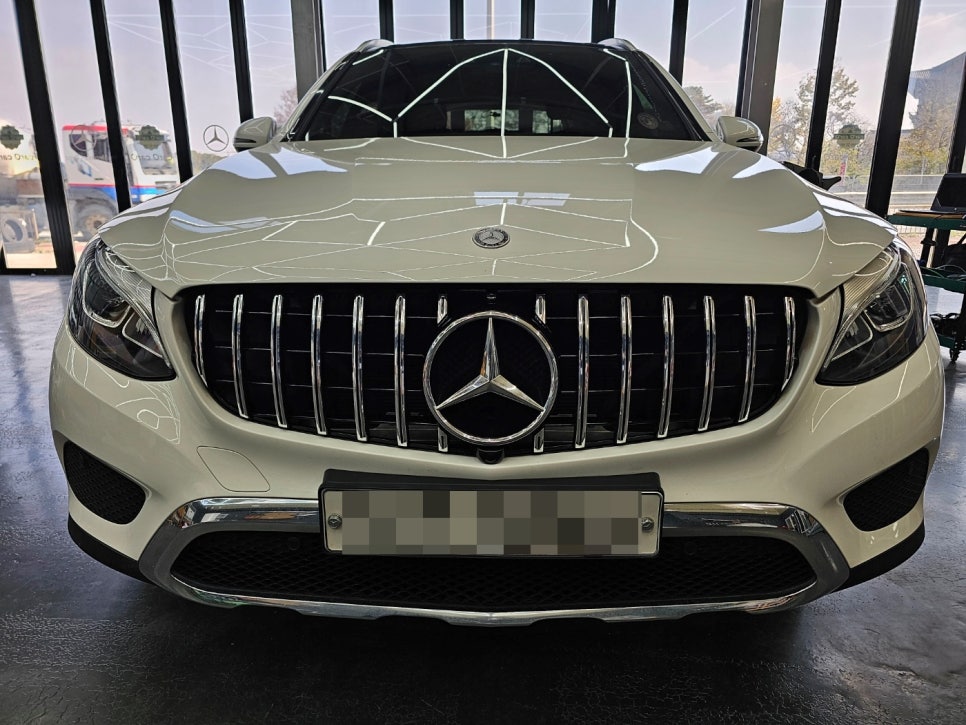 벤츠 Glc220d - 64색 컬러확장 및 송풍구엠비언트 / 세로 그릴 시공
